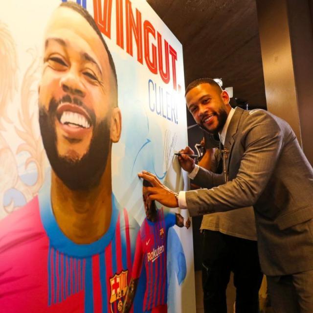 德佩正式亮相巴萨 拉波尔塔：新签的球员都能注册